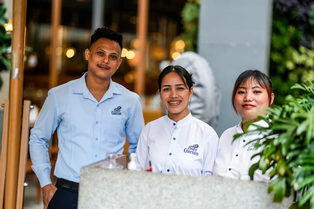 餐饮企业工装定制方案:厨师服与服务员服的面料选择及功能设计正文配图 2